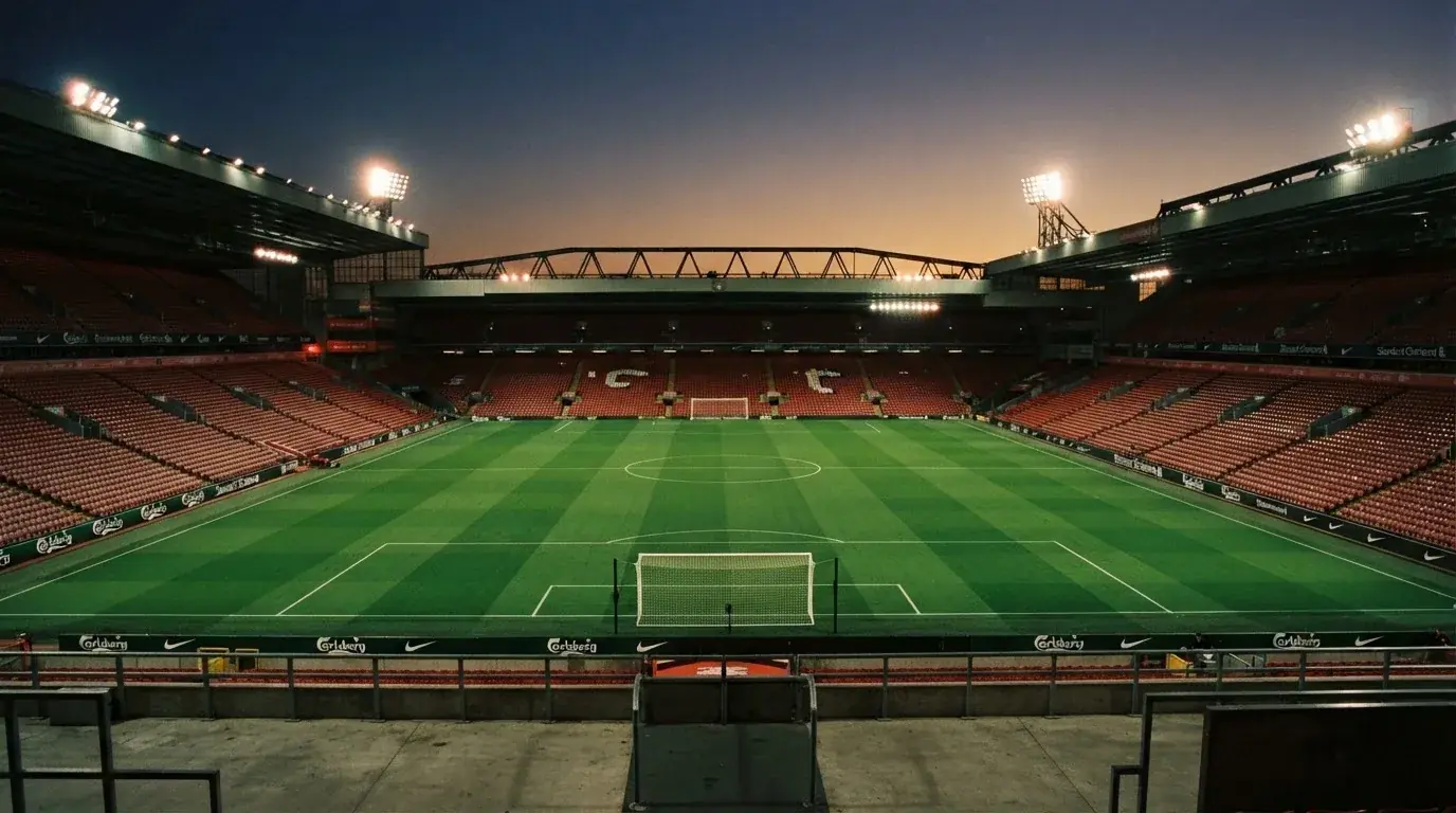 Een leeg voetbalstadion met lichtmasten bij schemering