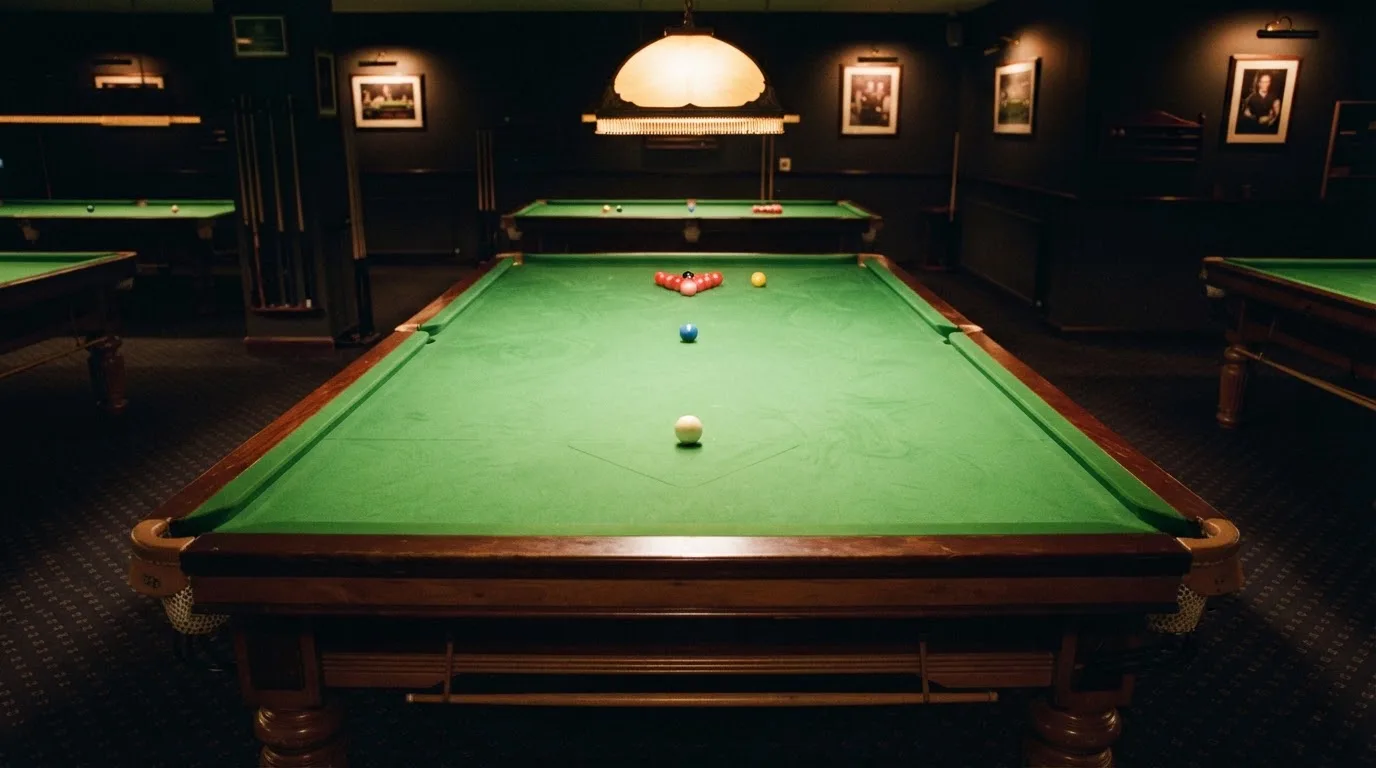 Een lege rechtszaal met houten banken in het ochtendlicht